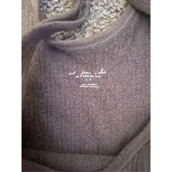 Out from under Urban Outfitters grey crop top size small! - Picture 4 of 4